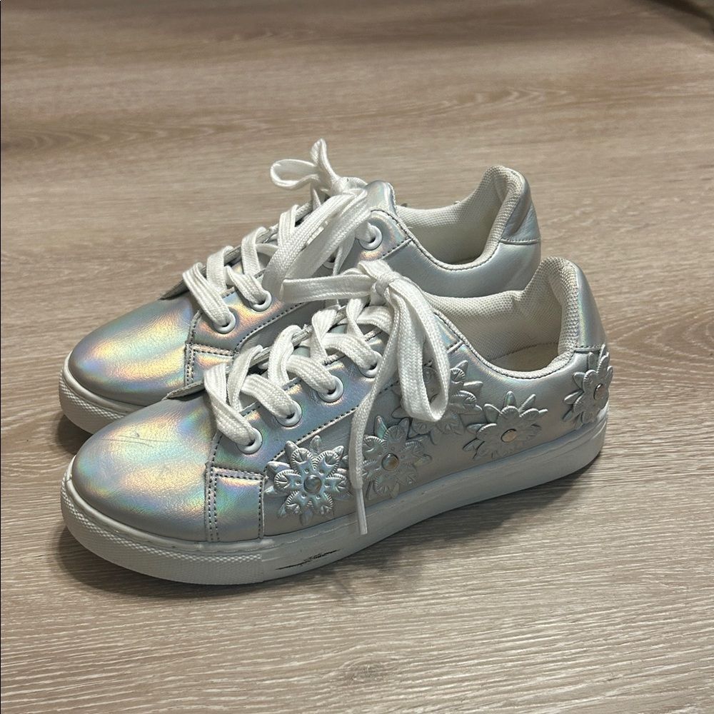 Charlotte Girls Silver Holographic Floral Embellished Sneakers Sz 3